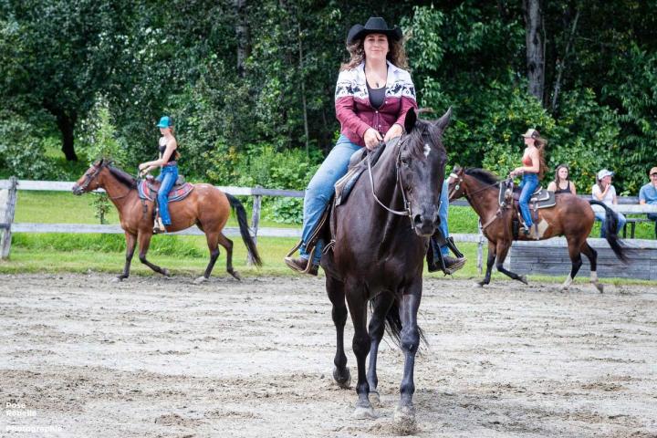 Profitez d’un cadre enchanteur et d’installations complètes durant vos cours d’équitation
